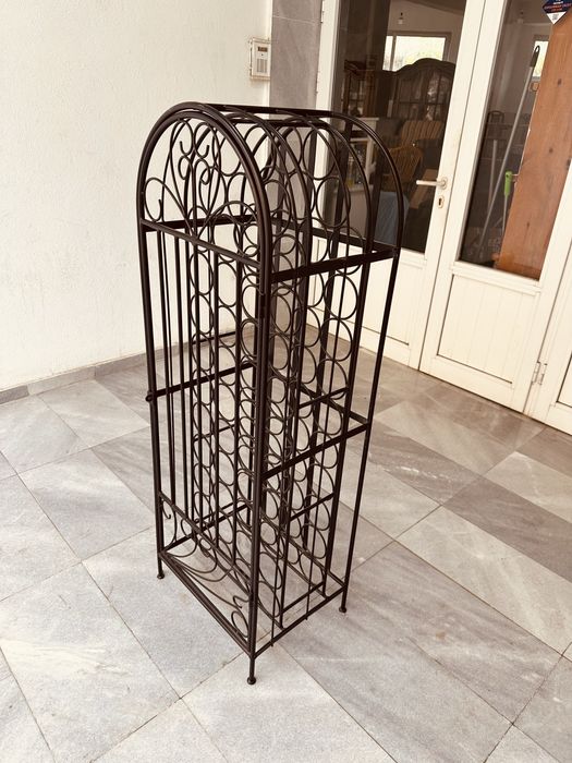 Масивен шведски винен шкаф от желязо за 45 бутилки