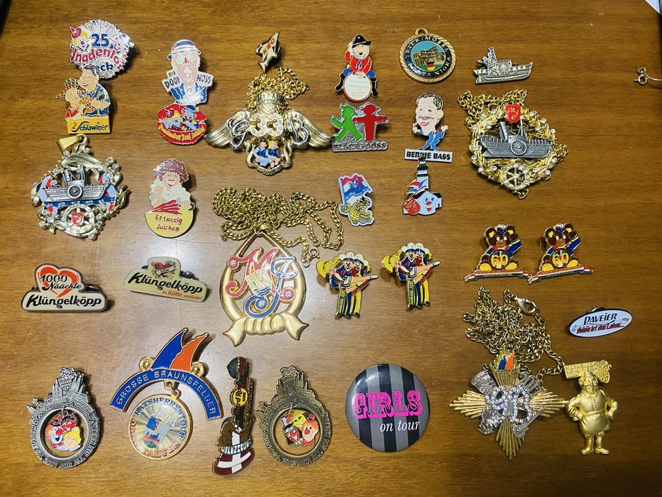 Lot 31 insigne si decoratiuni