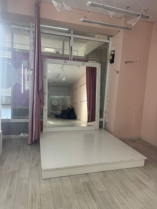 Продоется подиум с зеркало, шкафчик