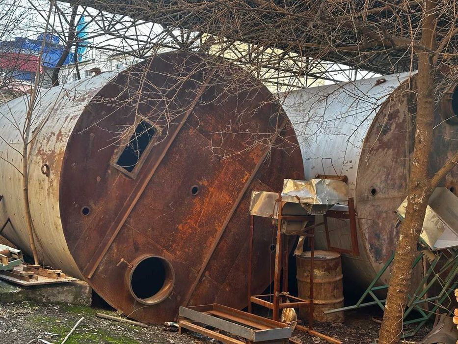 Емкости, цистерны объемом 50 м.куб. черные и нержавеющие.