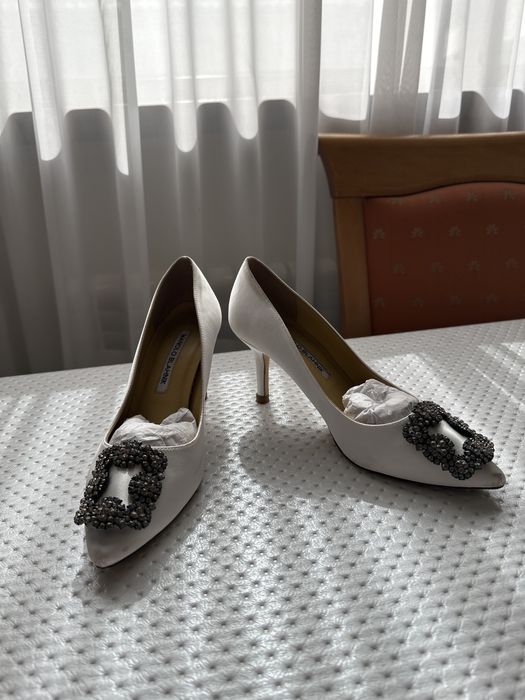 Белые туфли с камнями