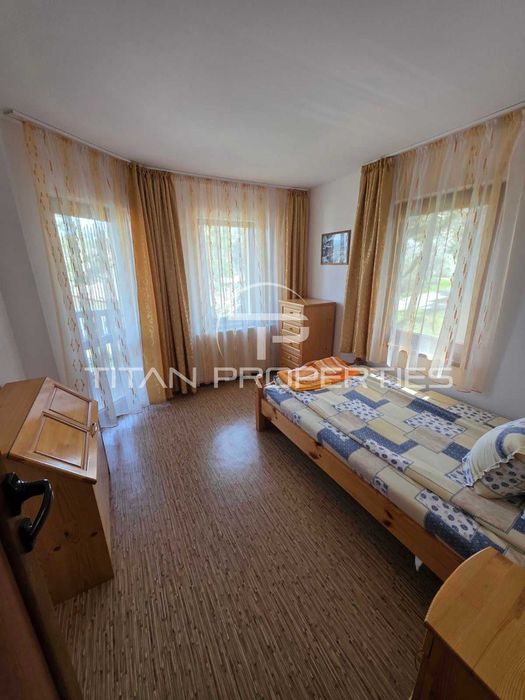 Двуетажна обзаведена къща с два гаража в Цигов чарк