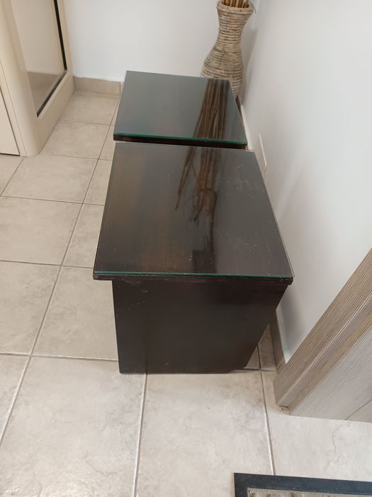 продават се нощни шкафчета, холни маси.