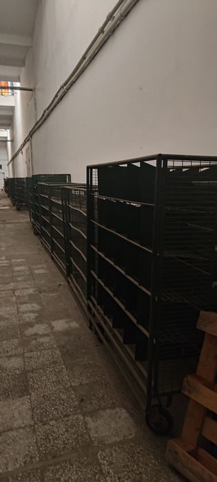 Метални стелажи с колела и без