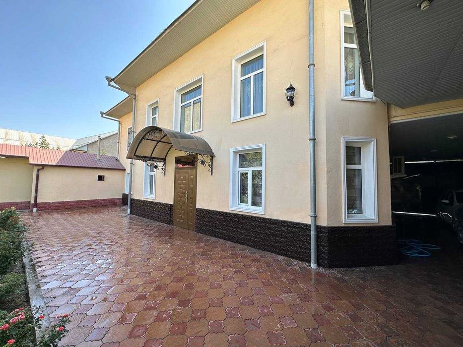 Уй (участка) сотилади. 2 каватли, 9 та хона, 6 сотих