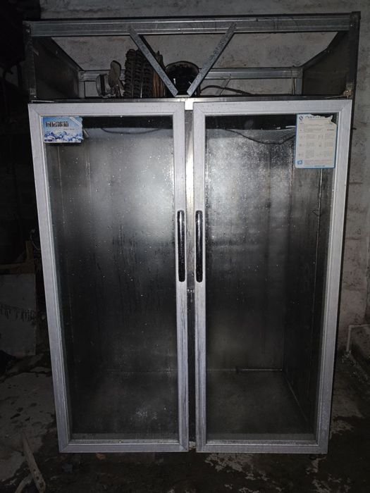 Срочно продам большой витринный холодильник в робочем состояние