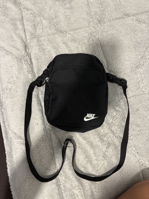 Nike чантичка през рамо 4L – нова, неносена – 15€
