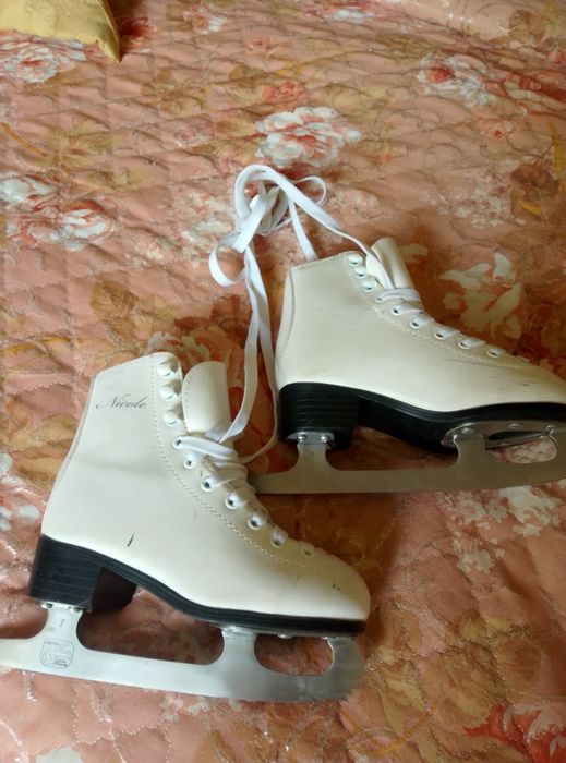 Коньки детские фигурные  примерно на 5 лет 18 см. и ролики.