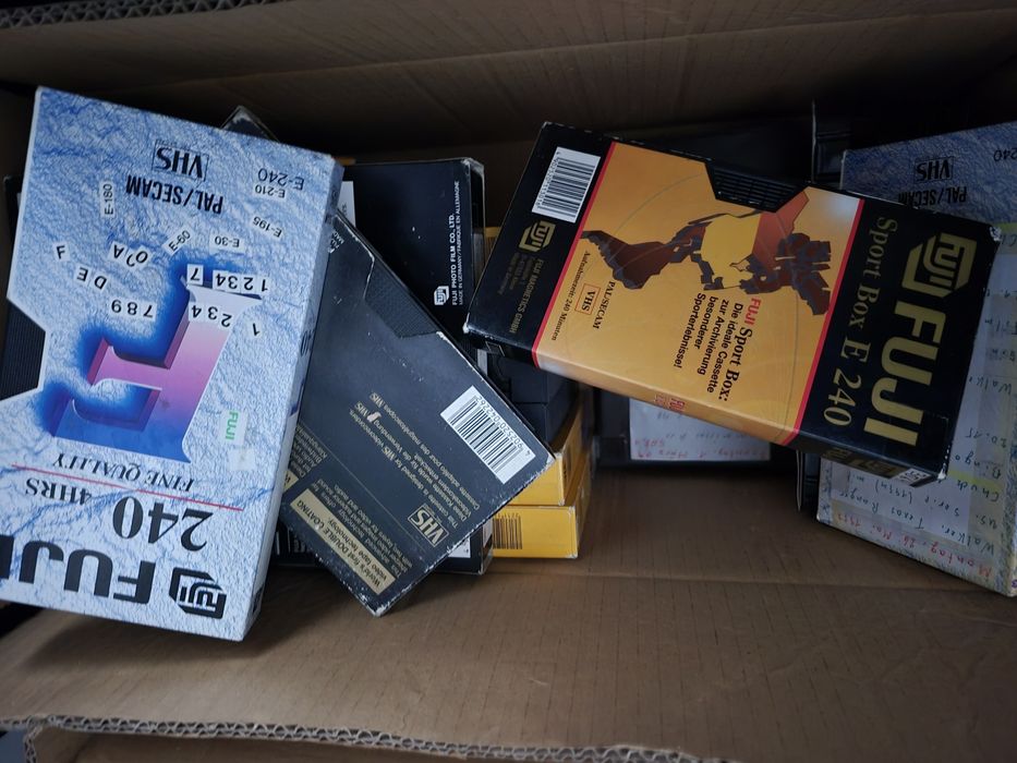 Vând 9 casete video VHS Fuji de 240 minute