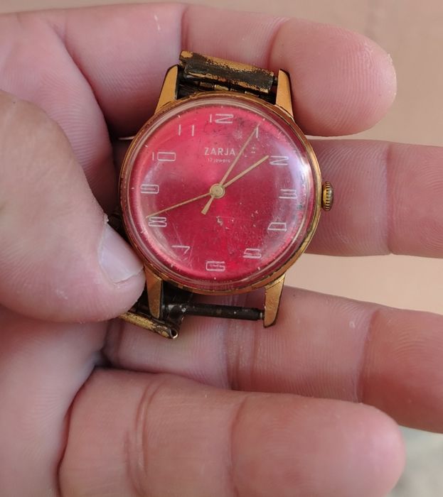 Soatlar sotiladi. Orasida Zarya soati xam bor