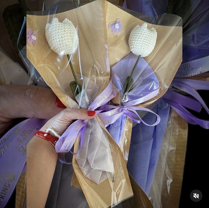 Букети от плетени цветя за подарък