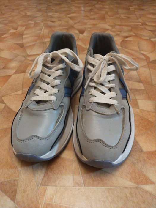 Женские кроссовки