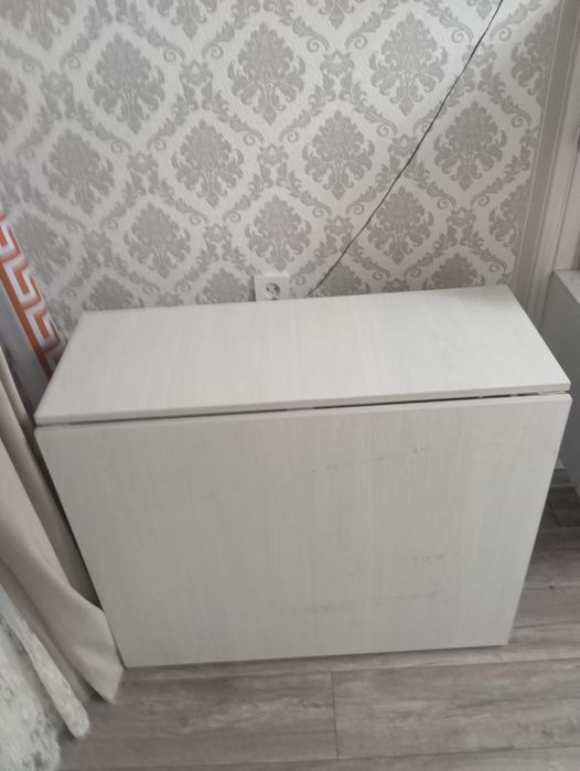 Стол журнал  для гостей