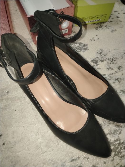 Кора туфли сотилади