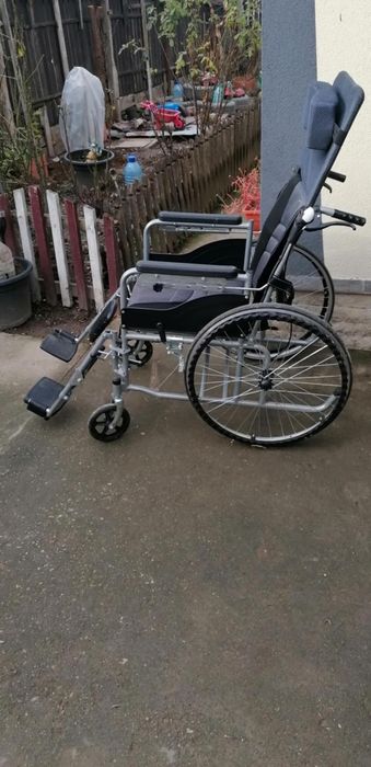 Scaun cu rotile rabatabil, stare foarte bună – model premium