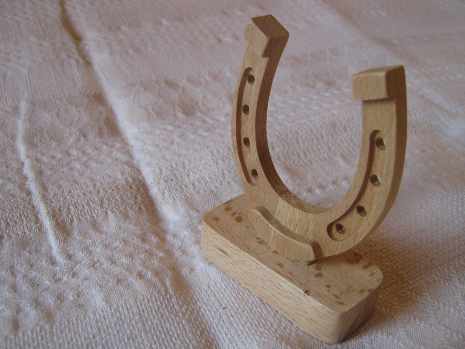 Дървена подкова за дома и работното място.