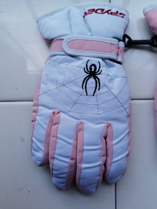 Продавам детски ръкавици с пръсти Spyder. Ръкавиците имат пристягане н
