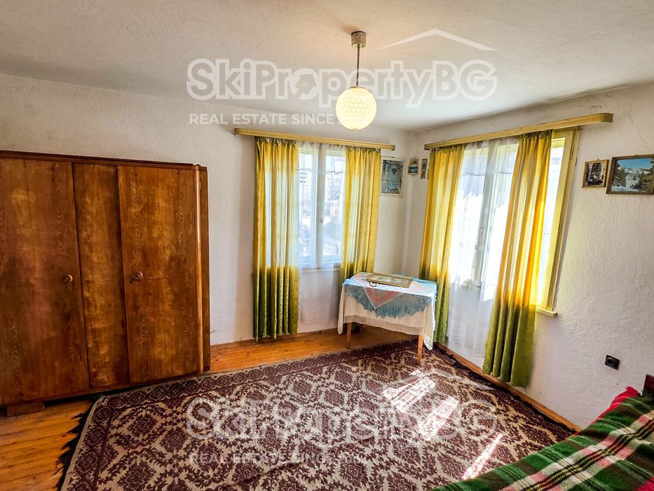 Стара къща с голям инвестиционен потенциал в село Говедарци, близо до Боровец!