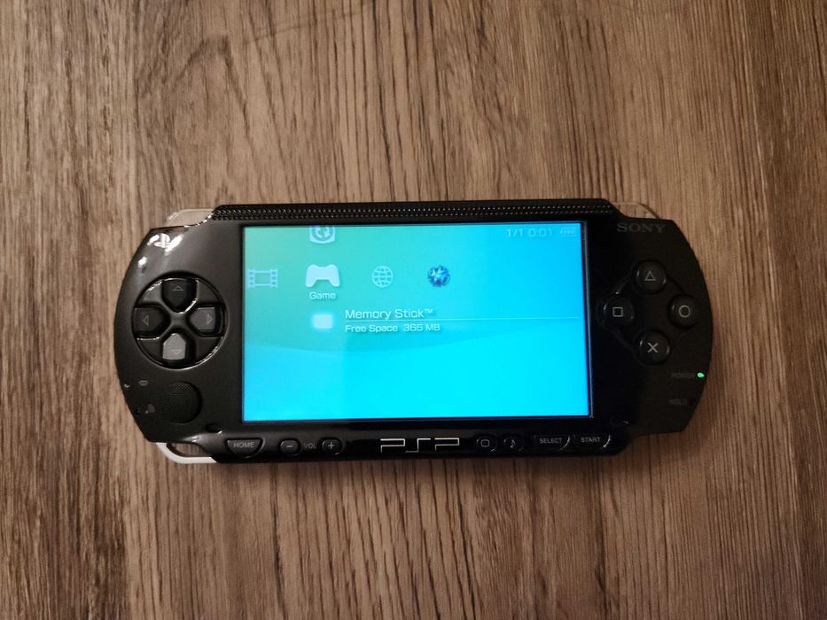 PlayStation Portabil (PSP) 1004 - Modat, Complet functional, card 8gb