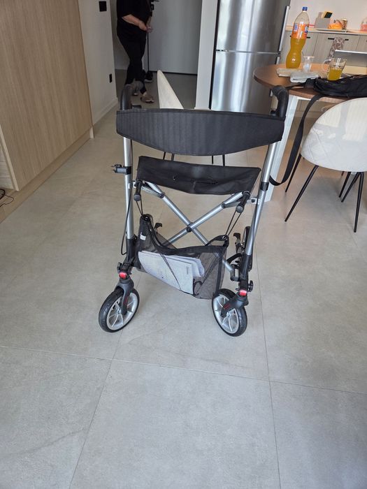 Нов ролатор проходилка Vermeiren Quadri-Light с 4 колела, седалка и спирачки – 200 €