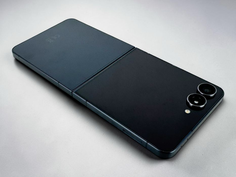Samsung Galaxy Z Flip 7 5G 256GB 12RAM Jet Black Перфектен