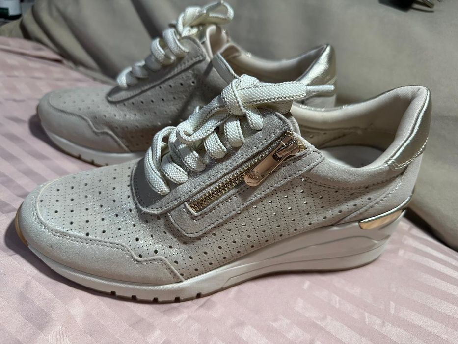 Продам женские кроссовки