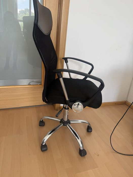 Birou Ikea Micke + scaun rotativ negru