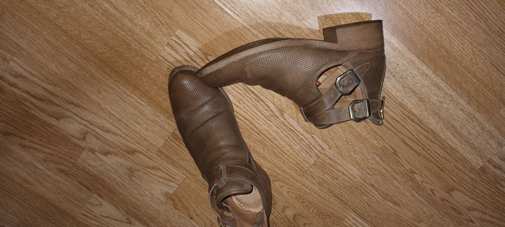 Pantofi decupati stil vintage