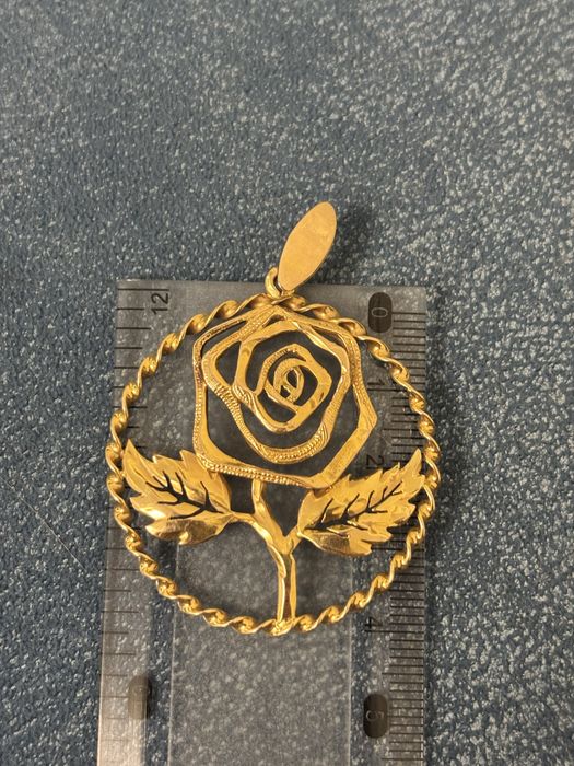 Золотая подвеска Роза