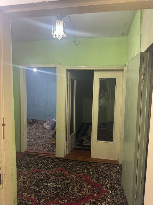 Navruz bog'i yonida 2 etajli domning ikkinchi qavatida joylashgan