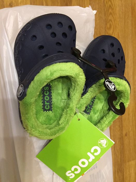 Детские стильные шлепки CROCS