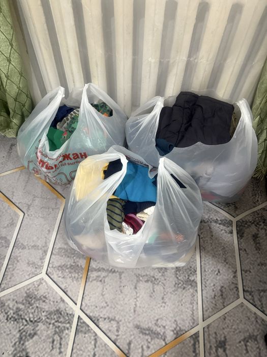 Отдам три пакета детских вещей