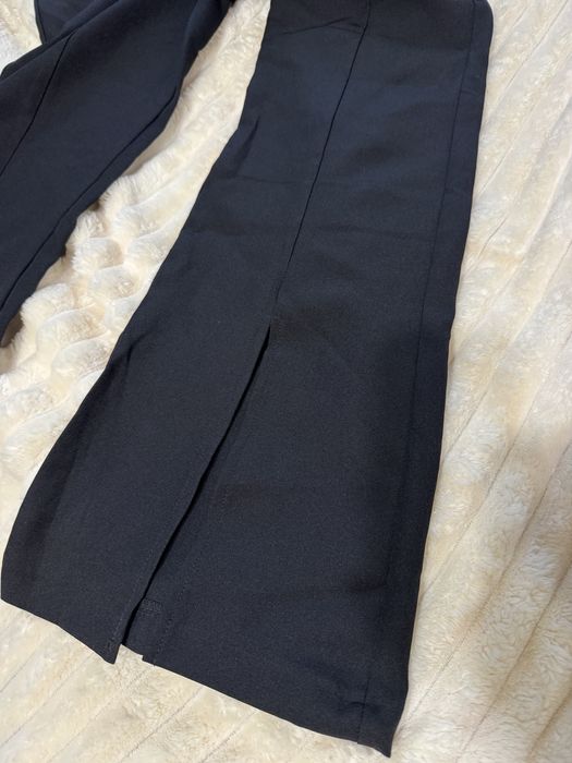 Черен клоширан панталон с испанска цепка на крака