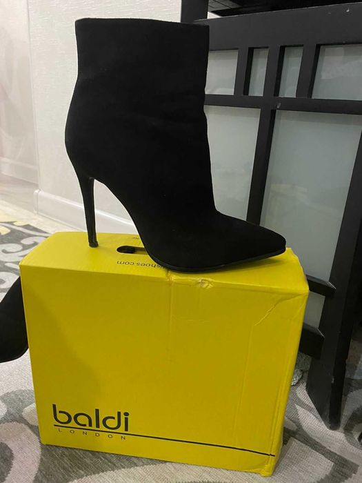 Продам полусапожки 2 в 1. Очень стильные.