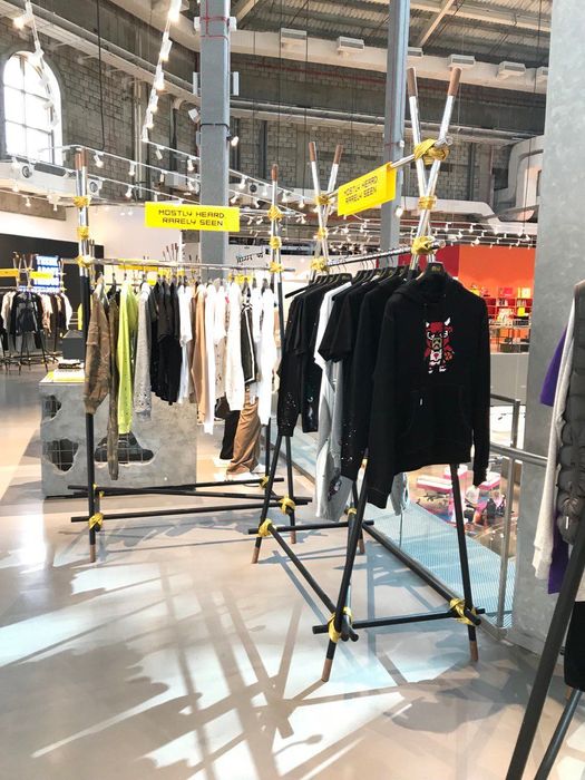 Футболка MHRS Япония оригинал  скидка L брендовая 48-50