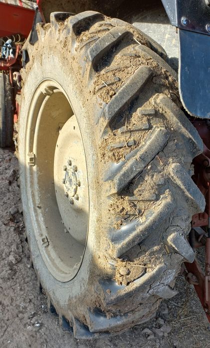 Vând două anvelope tractor 13.6R36
