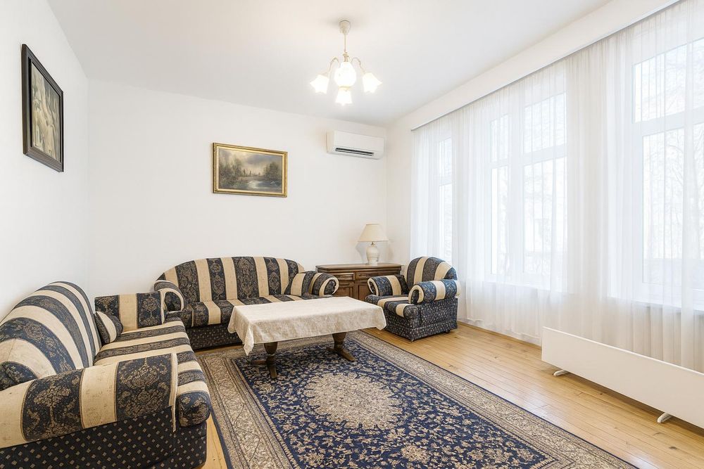 Дава се под наем Етаж от къща в Пловдив, Център - 140 кв.м за 598.23 € - Снимка #1