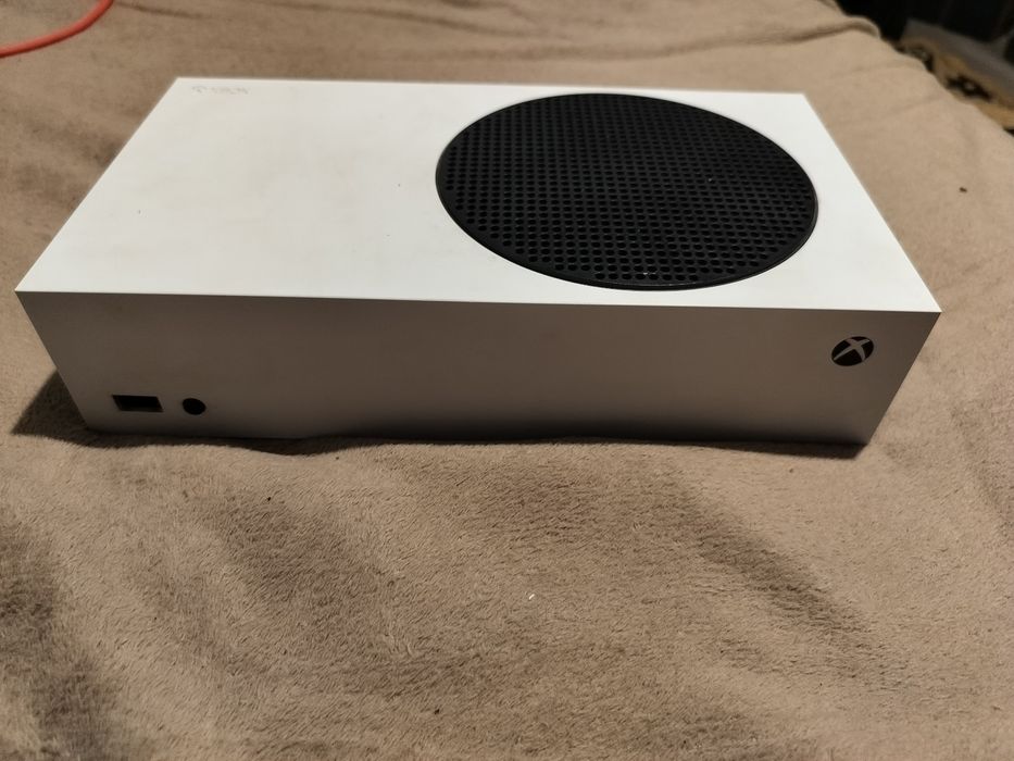 Xbox series s + controller series s Impecabil de vânzare 1000 lei  sau la schimb cu ceva telefon iPhone sau Samsung functional sau alt ceva