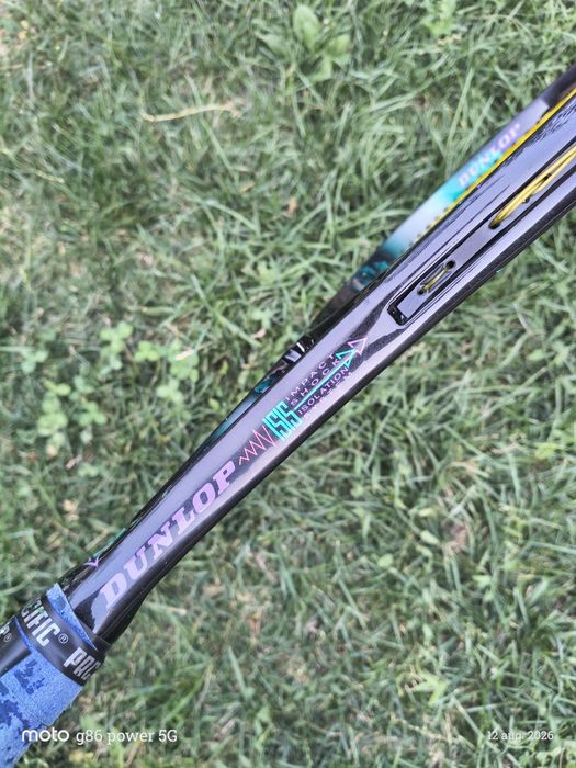 Dunlop Revelation 95 ISIS, o rachetă retro din grafit cu tehnologie de absorbție a șocurilor în mâner
