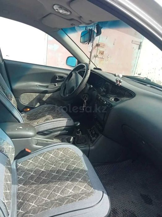 Автомобиль деу леганза.