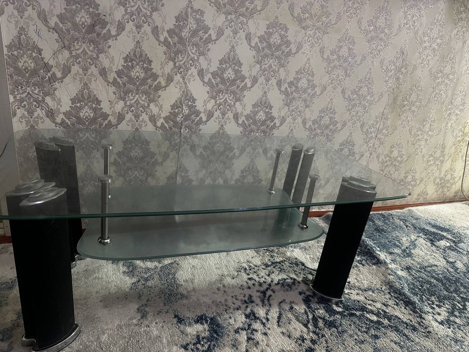 Продаеться,дешёвая журналний стол стеклянний  хорошим состояние