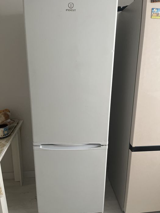 Продам холодильник Indesit