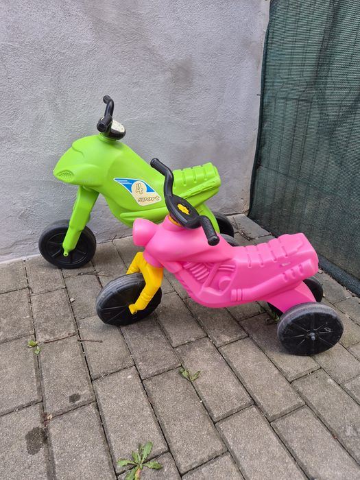 Vând 2 motociclete din plastic pentru copii, o trotinetă roz cu 3 roți și un skateboard