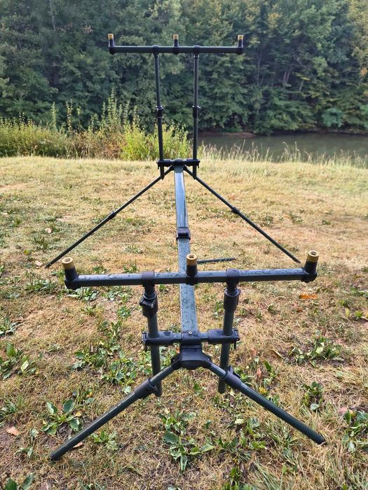 Шаранджийска стойка за 3 въдици JRC X-Lite