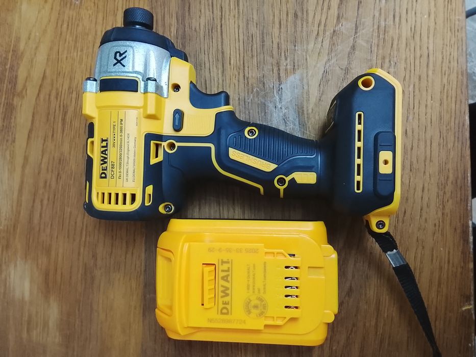 Autofiletanta cu impact DCF887 cu o baterie de 6a Nou