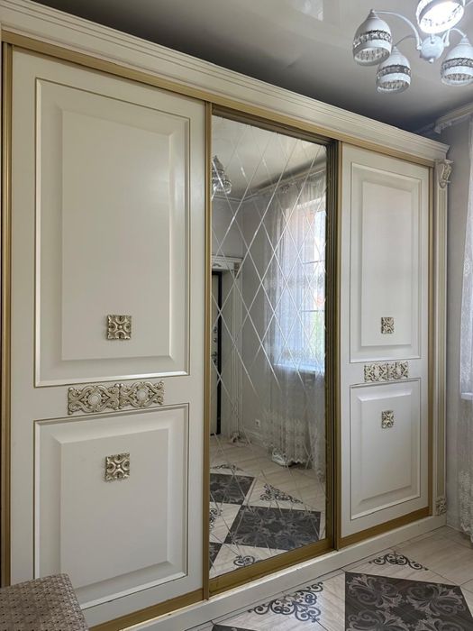 Большой, красивый шкаф