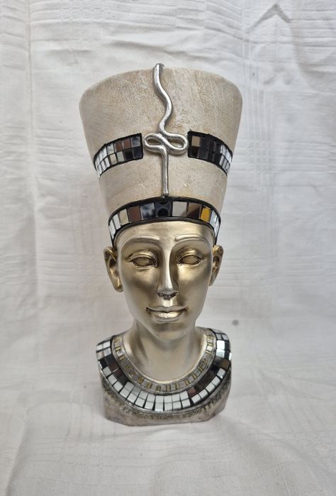 Figurină egipteană, bust Nefertiti din rășină acrilică, Colecția Leonardo.
