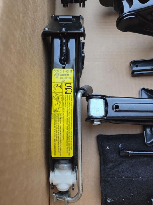 Продавам оригинални нови крикове за всички марки и модели автомобилиза