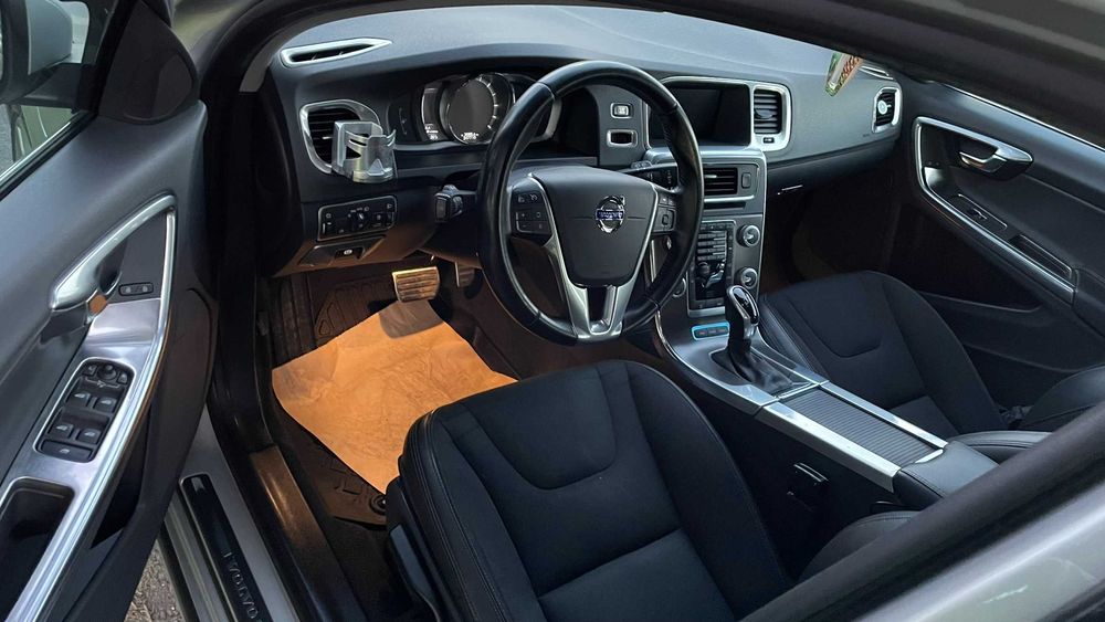 VOLVO V60 Plug in hybrid 4x4 an 2016 , 295 cai putere