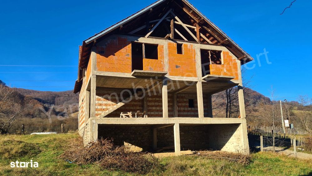 Casă de vânzare în comuna Corbeni, sat Oestii Ungureni, județ Argeș.